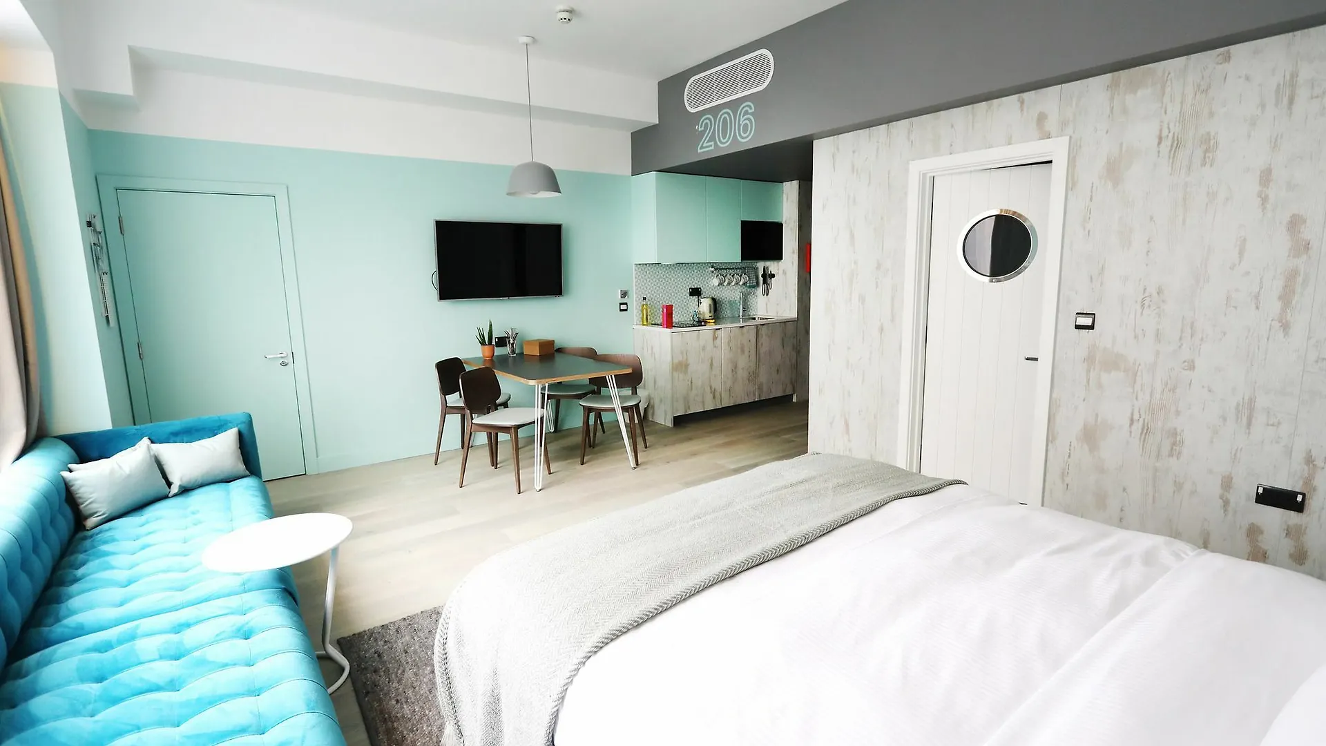 Room2 Southampton Hometel 4*,